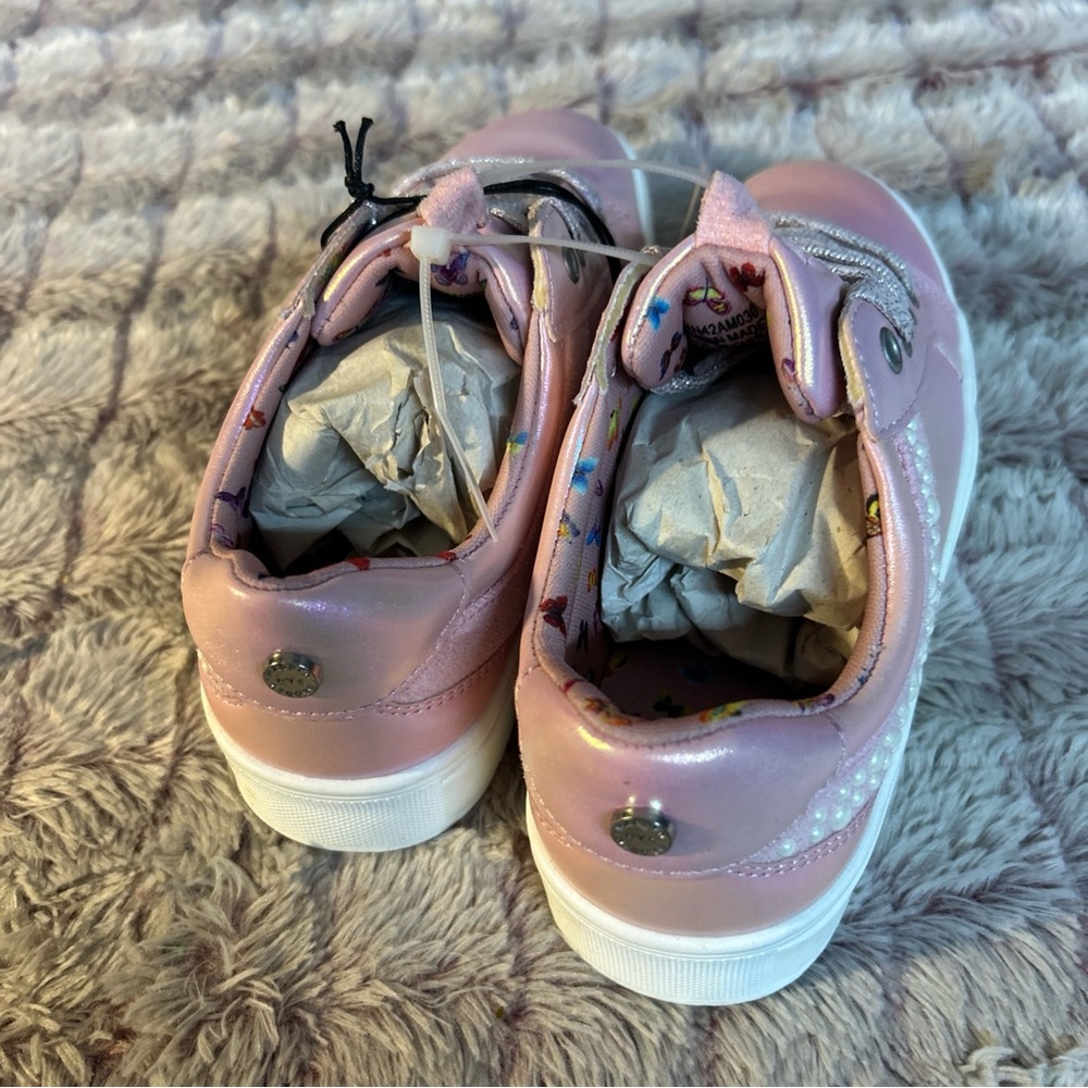 MADDEN NYC Girls Sneakers size 2 - Picture 3 of 7